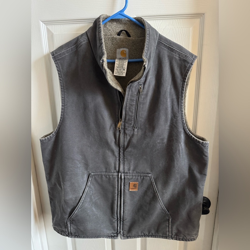 Men’s Carhartt vest.